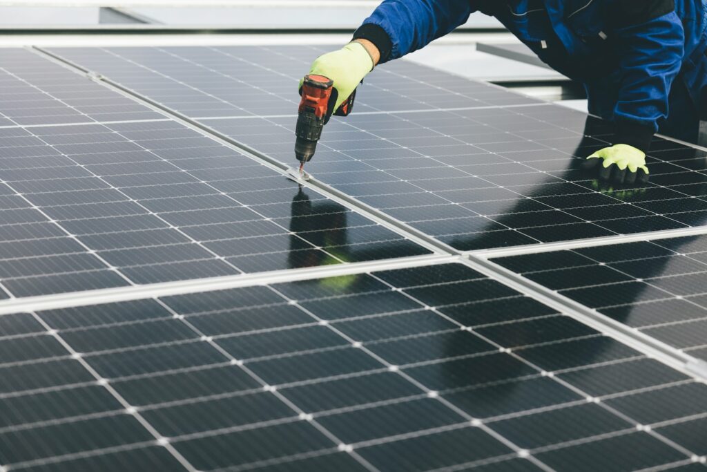 Falowniki solarne – na co zwrócić uwagę przy wyborze i instalacji