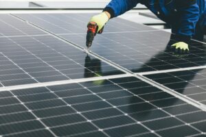 Falowniki solarne – na co zwrócić uwagę przy wyborze i instalacji